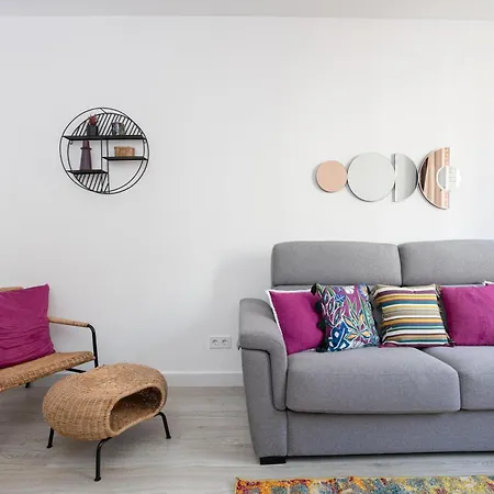 Bright & Stylish Flat In Trendy Grcia
