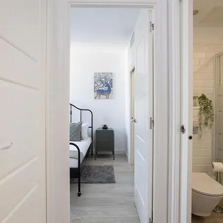 Bright & Stylish Flat In Trendy Grcia *