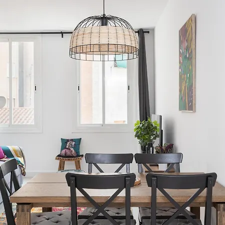 Bright & Stylish Flat In Trendy Grcia Daire