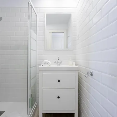 Bright & Stylish Flat In Trendy Grcia Daire *