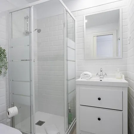 Bright & Stylish Flat In Trendy Grcia